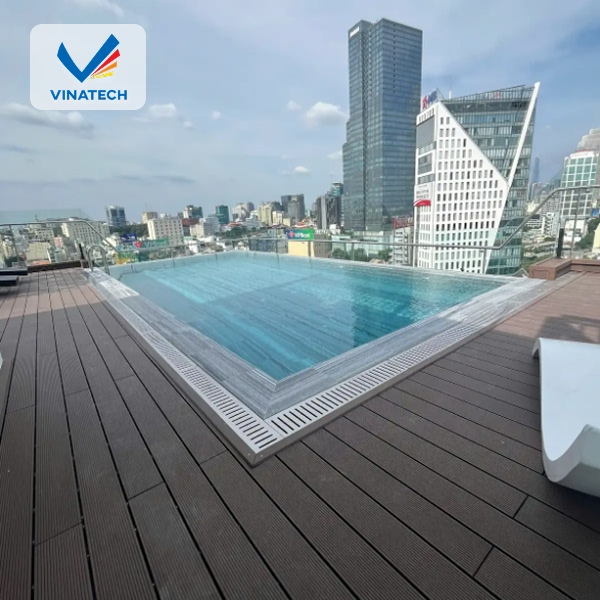 Thiết kế hồ bơi sân thượng với lan can kính, đảm bảo an toàn và mở rộng tầm nhìn