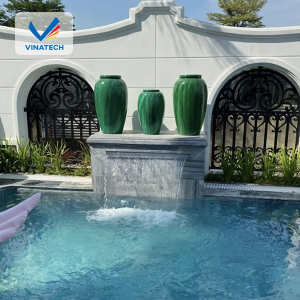 Chọn đơn vị thi công hồ bơi thư giãn uy tín để tránh rủi ro về chất lượng và chi phí