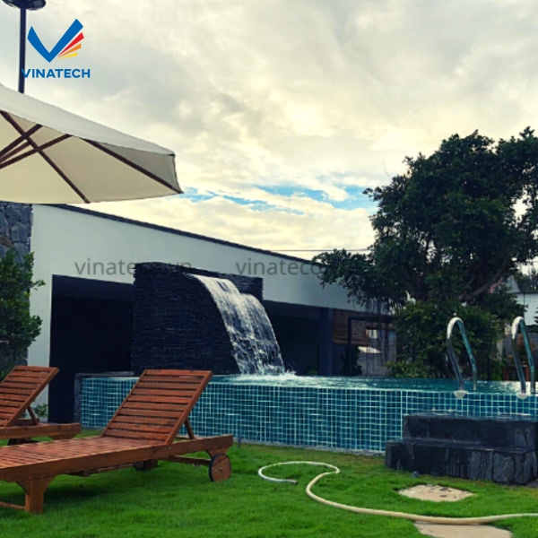 Vị trí thi công hồ bơi kết hợp thác nước cần rộng rãi và tránh tù đọng