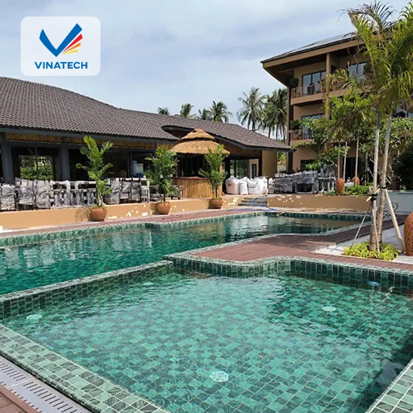 ​Hệ lọc ozone hoặc UV giúp giữ nước hồ bơi luôn sạch và an toàn cho làn da