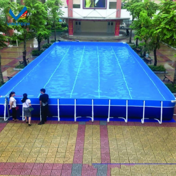 Sử dụng vật liệu chống trơn cho sàn và thành bể để giảm nguy cơ tai nạn