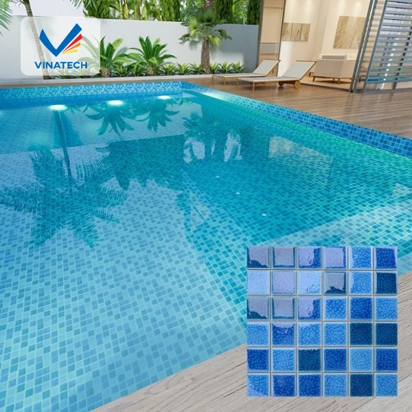 Thiết kế hồ bơi gạch mosaic giúp tạo hiệu ứng màu sắc sống động và đa dạng
