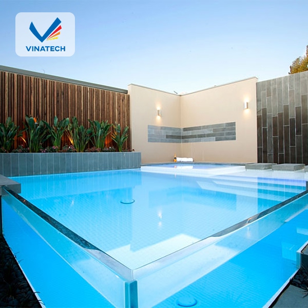 ​Kính hồ bơi phải dày tối thiểu 21–23mm, đảm bảo chịu được áp lực nước