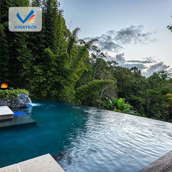 Mẫu hồ bơi sân vườn vô cực mang lại cảm giác hòa quyện với thiên nhiên