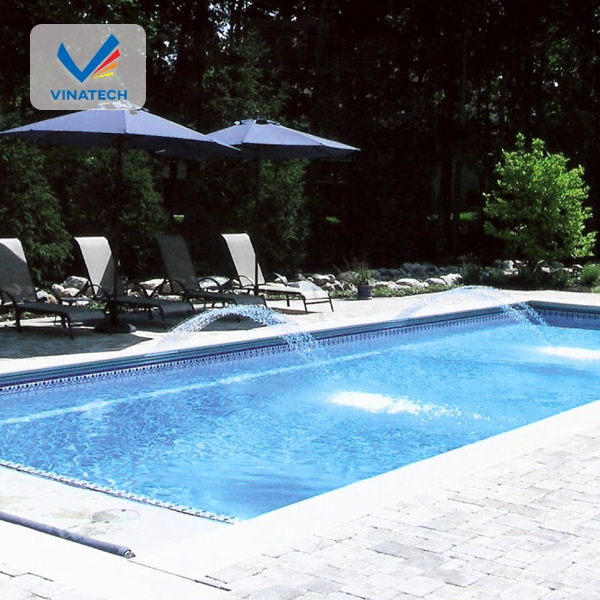 Mẫu hồ bơi sân vườn tối giản với đường nét vuông vức và gạch mosaic đẹp mắt