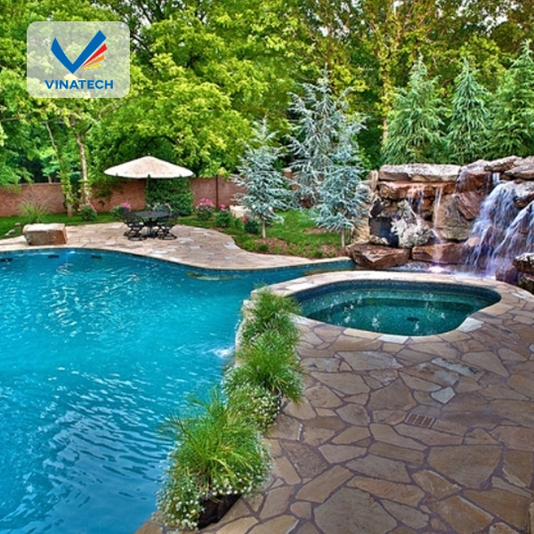 Mẫu hồ bơi sân vườn kiểu tự nhiên mang lại không gian gần gũi với thiên nhiên