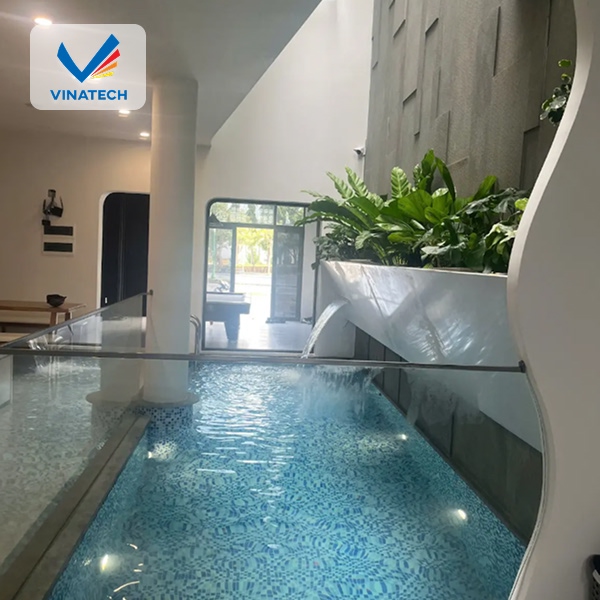 Đặt bể bơi hướng Nam hoặc Đông giúp tối ưu phong thủy và tăng giá trị ngôi nhà