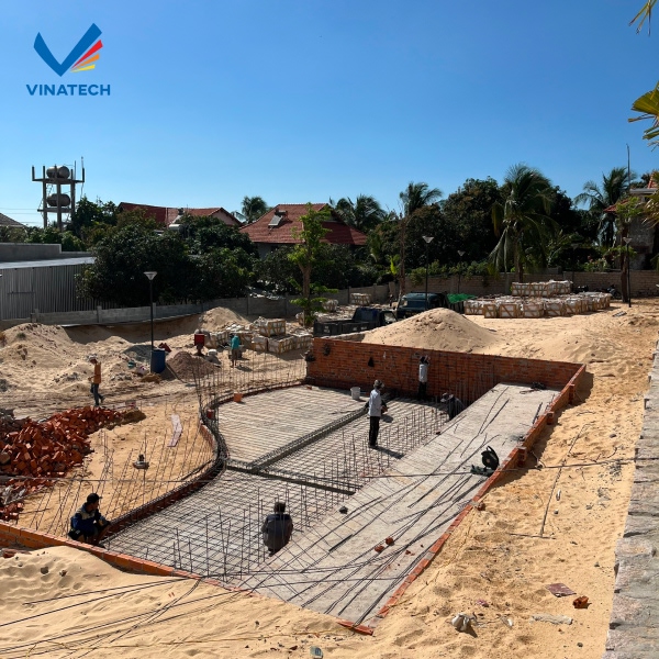 Vinatech một đơn vị chuyên thi công hồ bơi bê tông nhanh, uy tín với mức phí thi công hợp lý