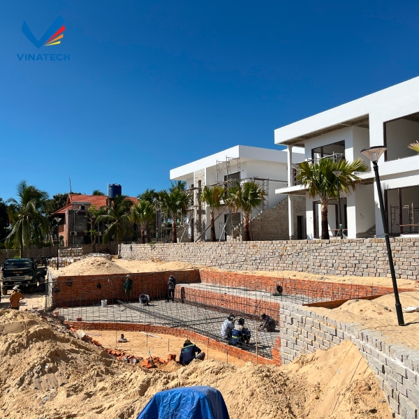 Chi phí thi công hồ bơi bê tông phụ thuộc vào nhiều yếu tố như vị trí, quy mô, vật liệu