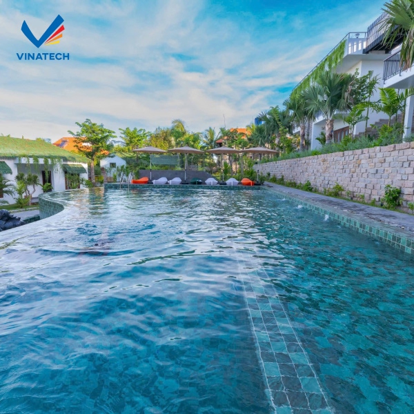 Hồ bơi cao cấp quyết định đến giá thi công bể bơi