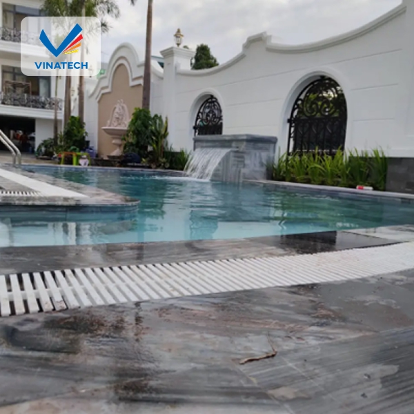 Thiết kế hồ bơi trọn gói ngoài trời kết hợp khuôn viên sân vườn