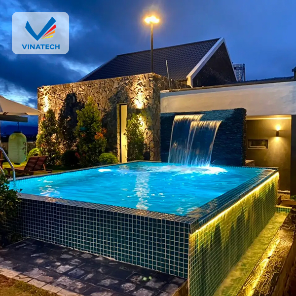 Hình ảnh hồ bơi bể phun nước với thiết kế không gian mở.