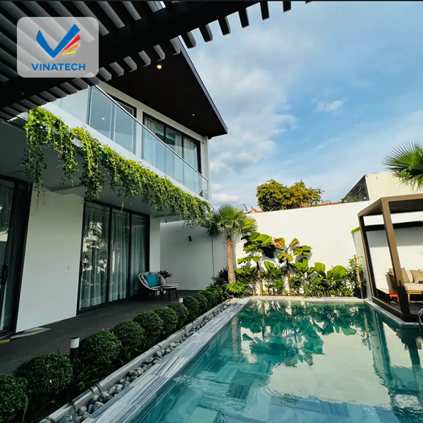 Thiết kế hồ bơi bể phun nước ngoài trời với ánh sáng trang trí.