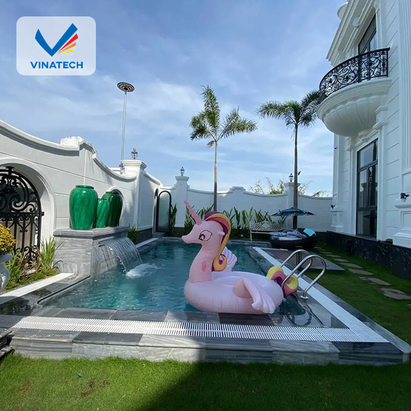 Không gian thư giãn với thiết kế hồ bơi bể phun nước hiện đại.