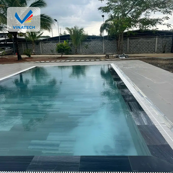 Hồ bơi sân vườn hiện đại với lối thiết kế tối giản nhưng vẫn sang trọng.
