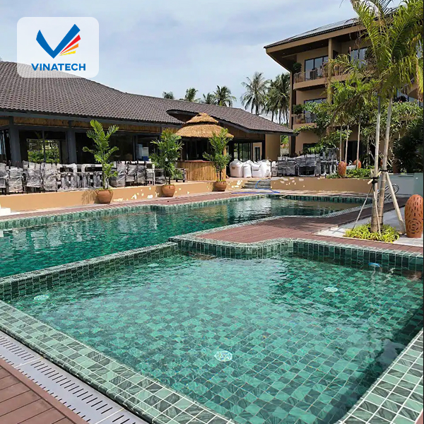hi công hồ bơi du lịch kết hợp cảnh quan xanh