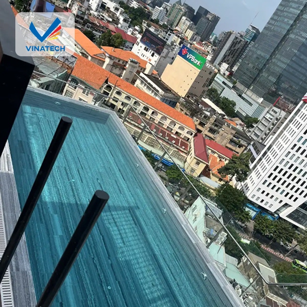 Thiết kế hồ bơi trên sân thượng với hướng nước đúng giúp cân bằng năng lượng