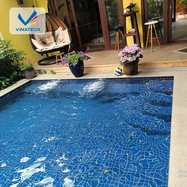 Gạch mosaic xanh biển giúp bể bơi mini thêm trong trẻo, gần gũi thiên nhiên