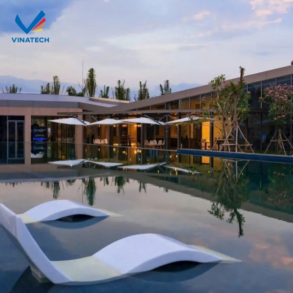 Lựa chọn màu sắc hài hòa giúp hồ bơi cổ điển thêm phần quý phái, tinh tế