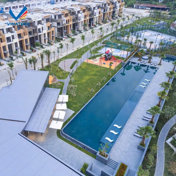 Cảnh quan xung quanh hồ bơi cổ điển cần được chăm sóc kỹ lưỡng và tỉ mỉ