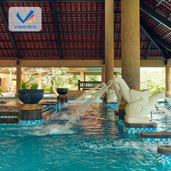 Hồ bơi có không gian mở với ánh sáng tự nhiên tạo cảm giác gần gũi và thư thái