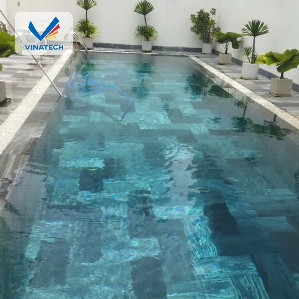 Ưu tiên thiết kế hồ bơi mini hình chữ nhật giúp tiết kiệm không gian và dễ vệ sinh hơn