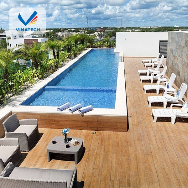 Sàn gỗ chống trượt và cây xanh giúp không gian hồ bơi sân thượng thêm thư giãn
