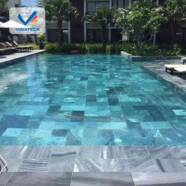 Chọn tone đá hài hòa với cảnh quan, tránh phối màu quá tương phản