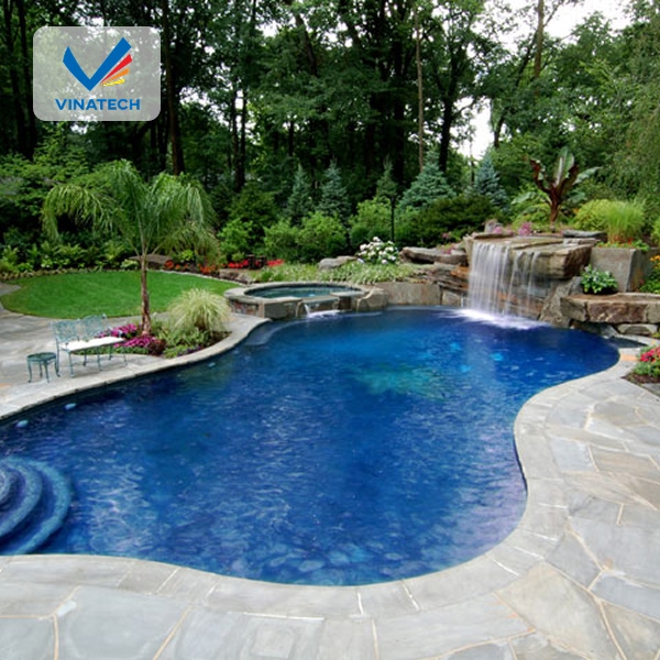Thiết kế hồ bơi tone đá tự nhiên mang lại vẻ đẹp gần gũi, sang trọng và tinh tế