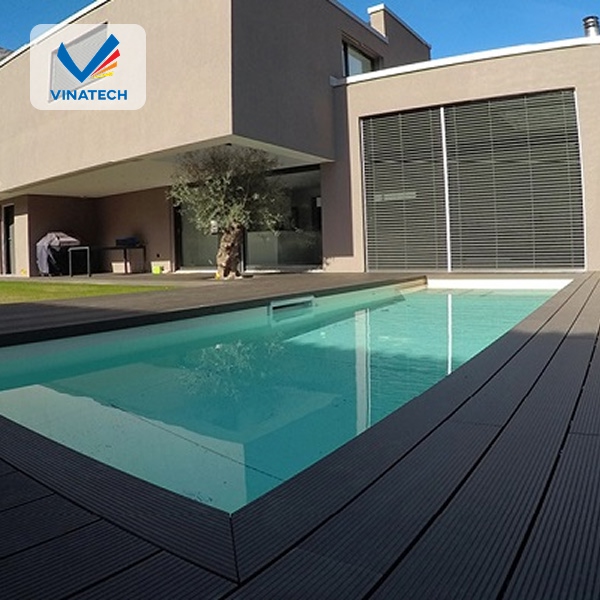 Tone gỗ trầm ấm kết hợp cùng nước xanh tạo nên không gian nghỉ dưỡng đẳng cấp