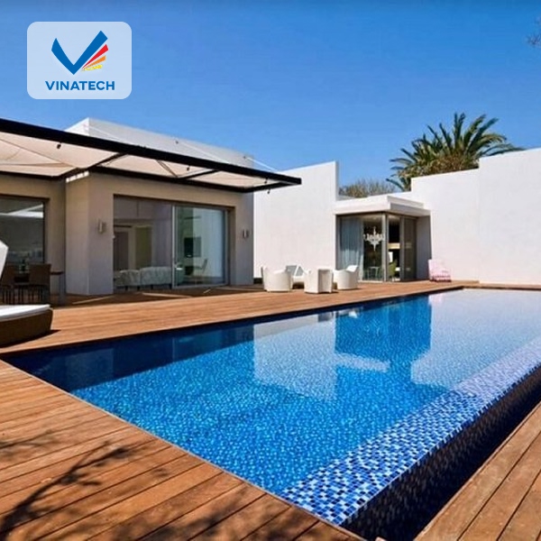 Hồ bơi tone gỗ ngoài trời mang lại cảm giác ấm áp, gần gũi và đầy thư giãn