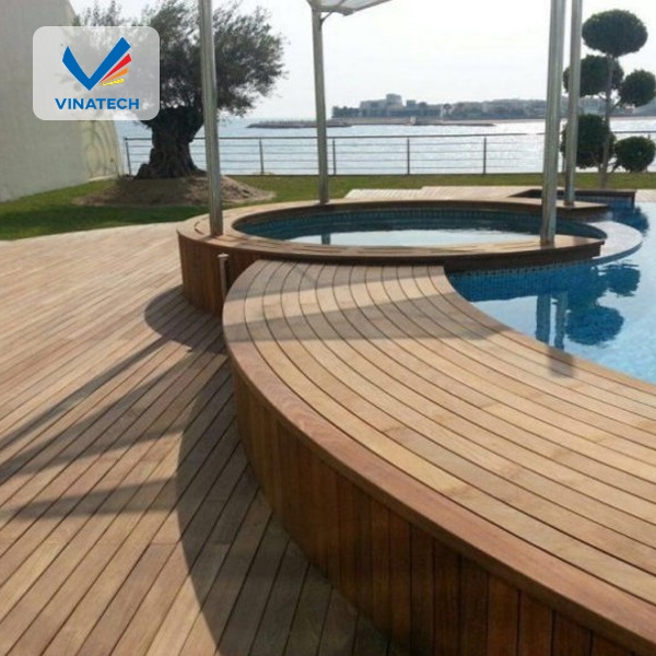 Hồ bơi tone gỗ là lựa chọn lý tưởng cho biệt thự nghỉ dưỡng hoặc homestay cao cấp