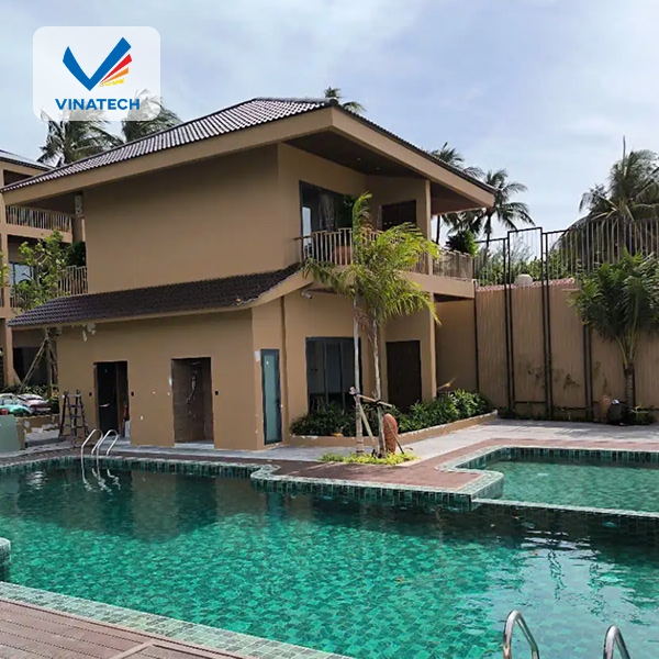 Hồ bơi chữ nhật hoặc oval phù hợp với những khuôn viên nhỏ, tiết kiệm diện tích