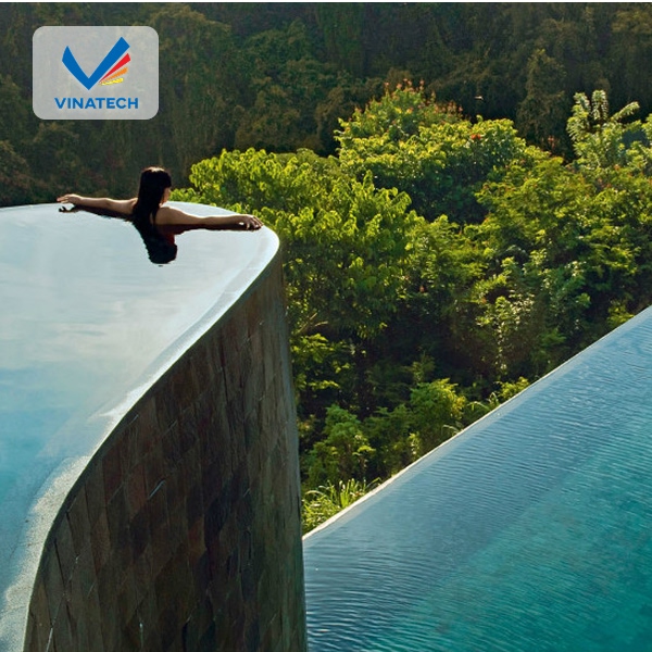 Đá tự nhiên mang lại vẻ sang trọng và độ bền cao cho hồ bơi vô cự