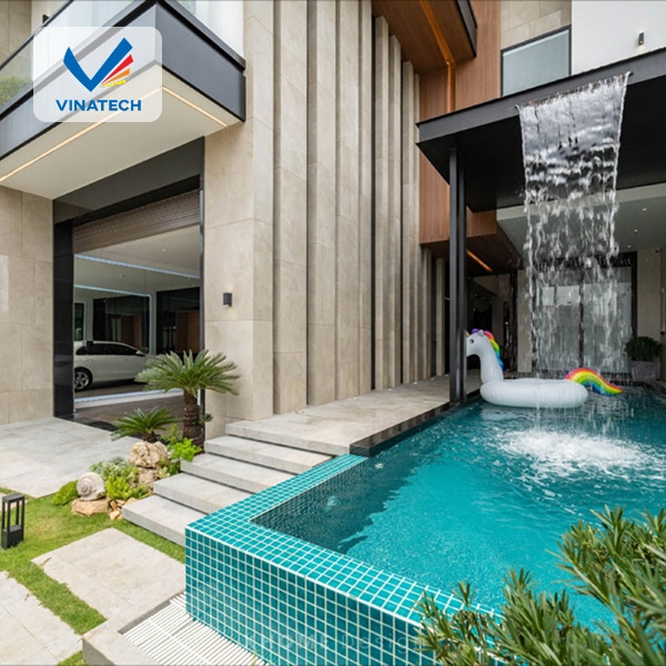 Chi phí thiết kế hồ bơi có thác nước phụ thuộc vào diện tích, vật liệu và độ phức tạp