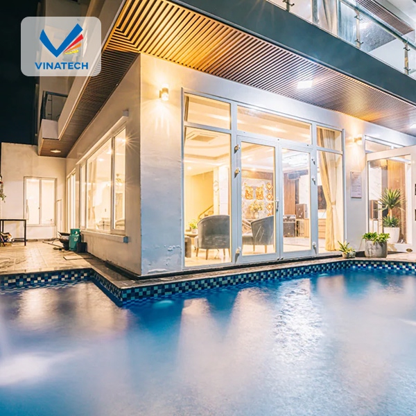 Hồ bơi có thác nước tăng giá trị thẩm mỹ, phù hợp khách sạn và homestay