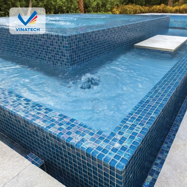 Tổng chi phí hồ bơi mosaic thường 200 - 400 triệu, cao hơn gạch men nhưng bền lâu