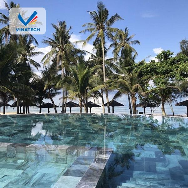 Thiết kế hồ bơi ốp đá tự nhiên có giá dao động tùy theo quy mô và yêu cầu kỹ thuật