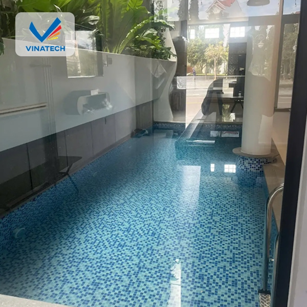 Ưu tiên vật liệu đạt chuẩn JIS hoặc ASTM khi xây bể bơi mini trong nhà