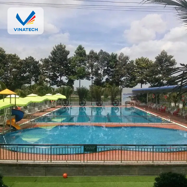 Kết hợp cây xanh quanh hồ bơi giúp không gian mát mẻ và gần gũi hơn