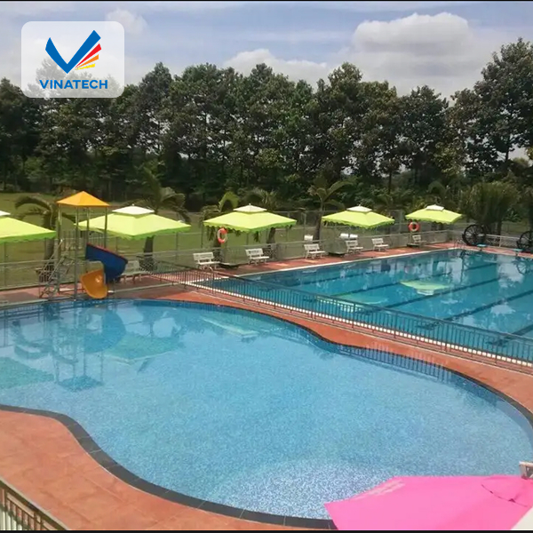 Không gian sân vườn kết hợp hồ bơi tạo nên khu nghỉ dưỡng thu nhỏ tại gia