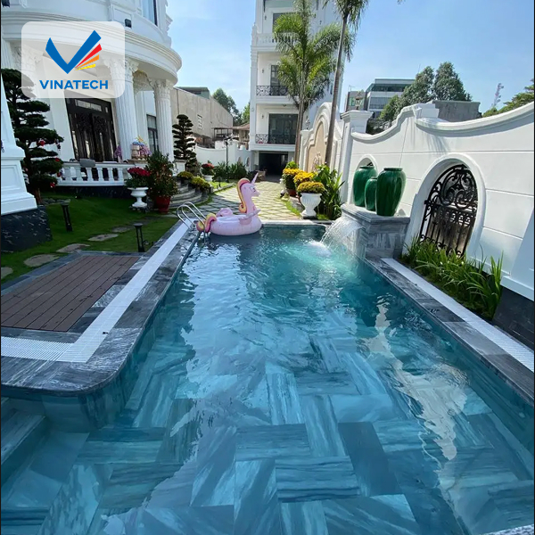 Khách hàng nghiệm thu dự án của nhà thầu thi công hồ bơi năm 2025.