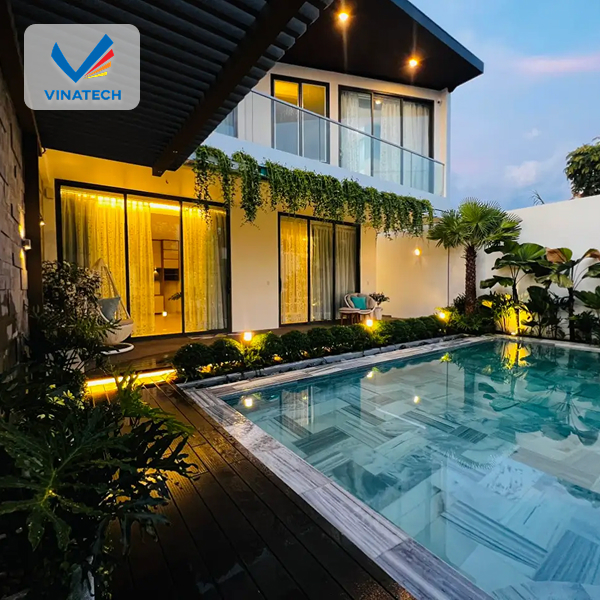 Khách trải nghiệm sau thi công hồ bơi cho homestay hoàn thiện.