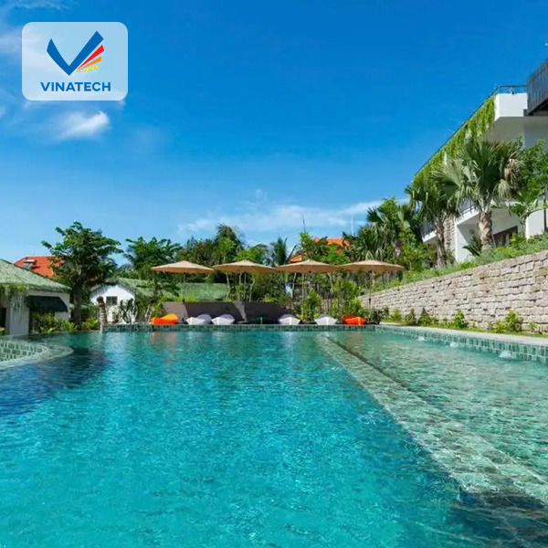 Thi công hồ bơi du lịch ngoài trời chuẩn 2025