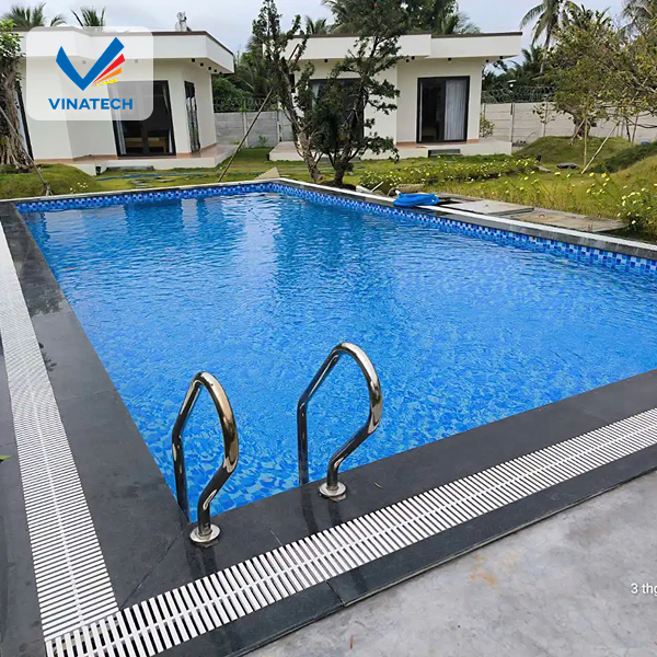 Thi công thiết kế hồ bơi tự lọc tại khu nghỉ dưỡng.