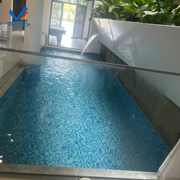 Xây bể bơi trong nhà ống thường tốn kém hơn so với bể bơi ngoài trời​