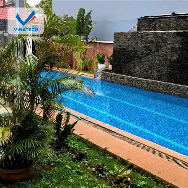 Kết hợp cây xanh xung quanh hồ bơi thác nước để tạo sự hài hòa và sinh động