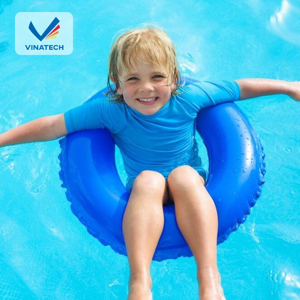 Đảm bảo nước hồ bơi phải sạch sẽ, không chứa vi khuẩn khi thi công hồ bơi trẻ em