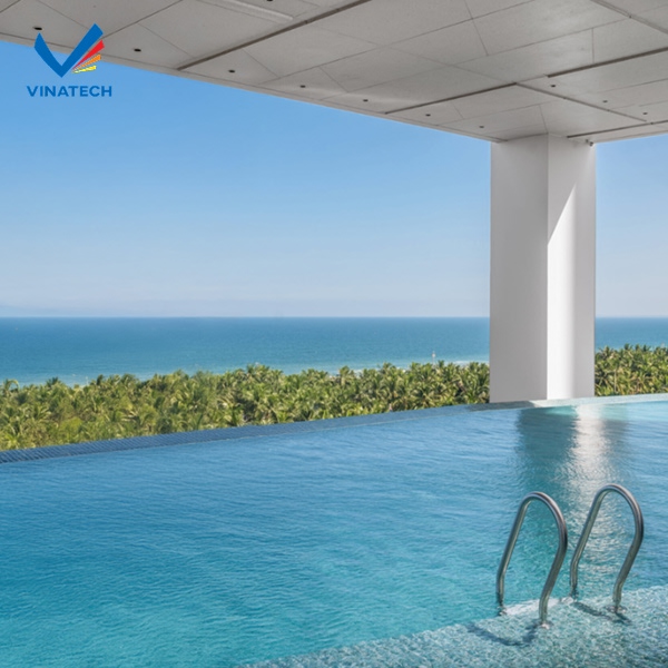 Thi công hồ bơi tràn viền cần kết hợp vật liệu hoàn thiện và hệ thống lọc nước chất lượng