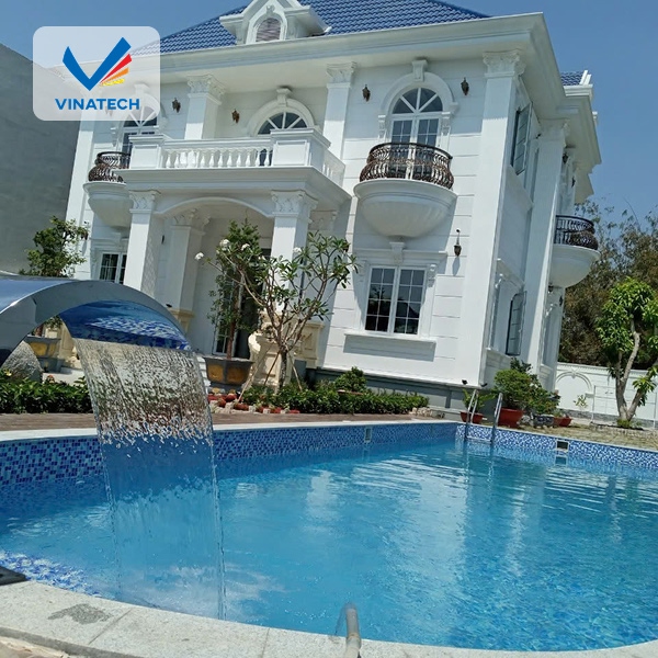 Thiết kế hồ bơi phong cách cổ điển với đài phun nước giúp điều hòa năng lượng